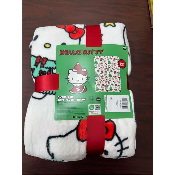 NWT Hello Kitty White Christmas Oversized Plush Throw Blanket - Picture 1 of 4